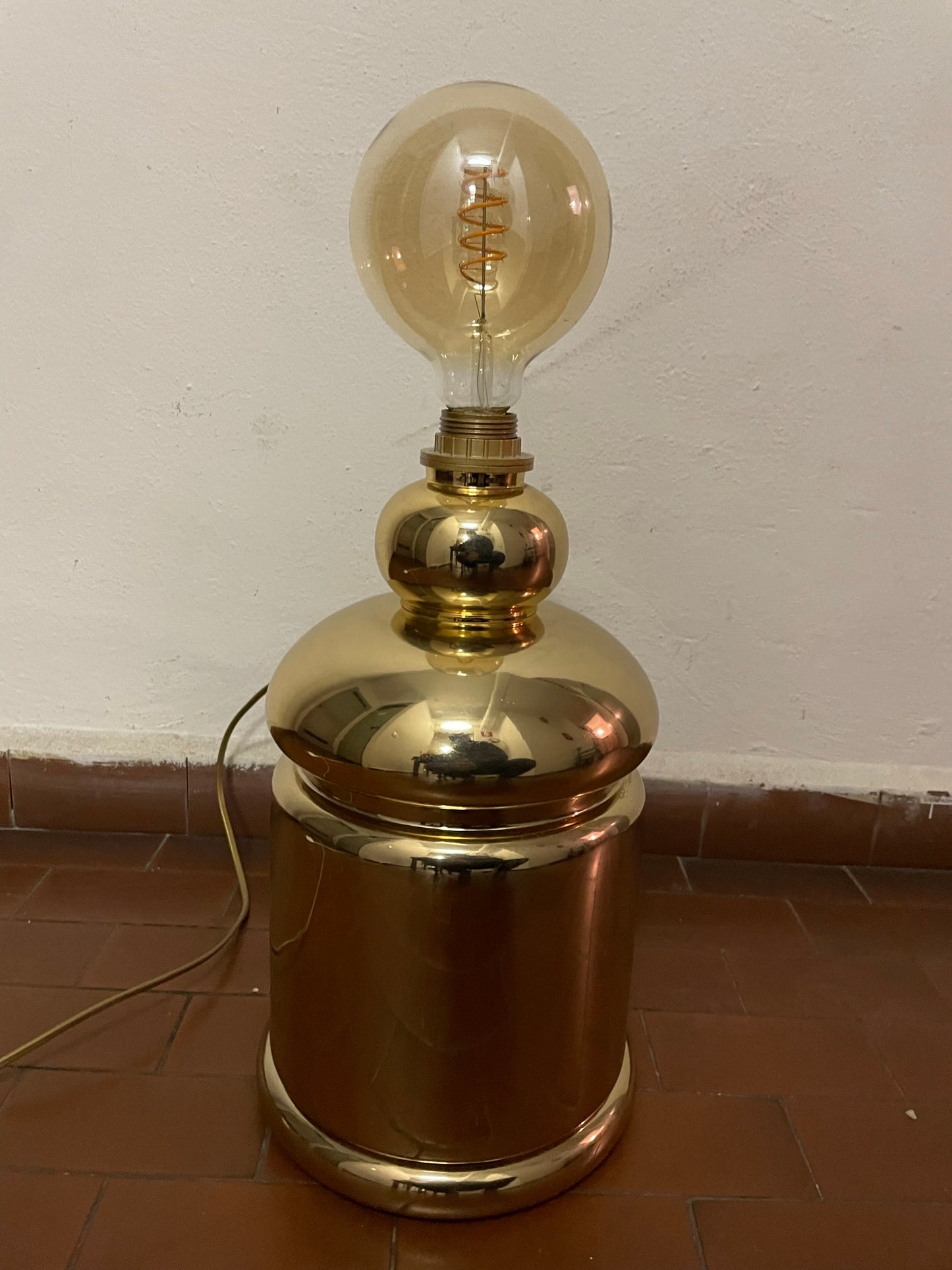 Brass-plated table lamp
