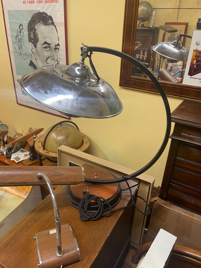 Lampada da tavolo Fortuny Mariano con base di rovere e metallo verniciato