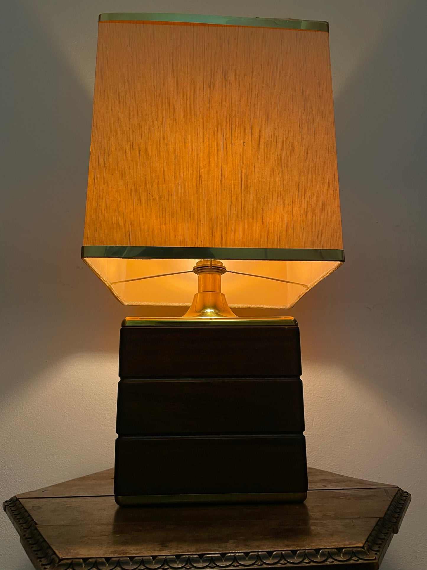 Lampada da tavolo vintage in legno e ottone.