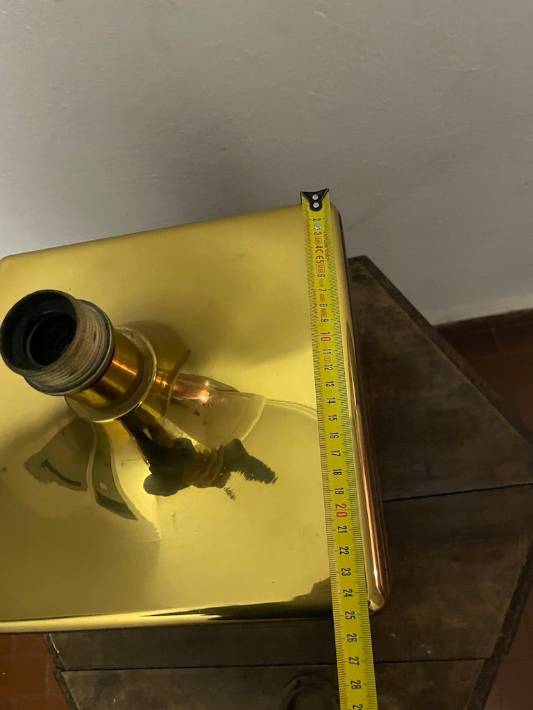 Vintage table lamp in wood and brass.