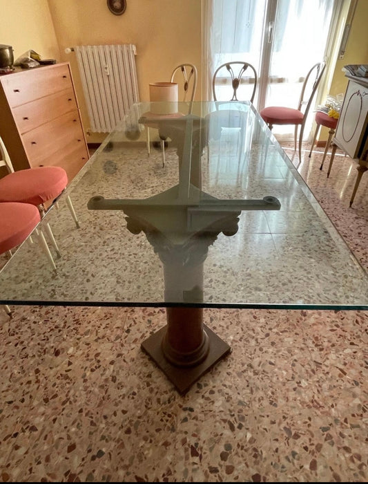 Tavolo in cristallo con colonne in legno antiche