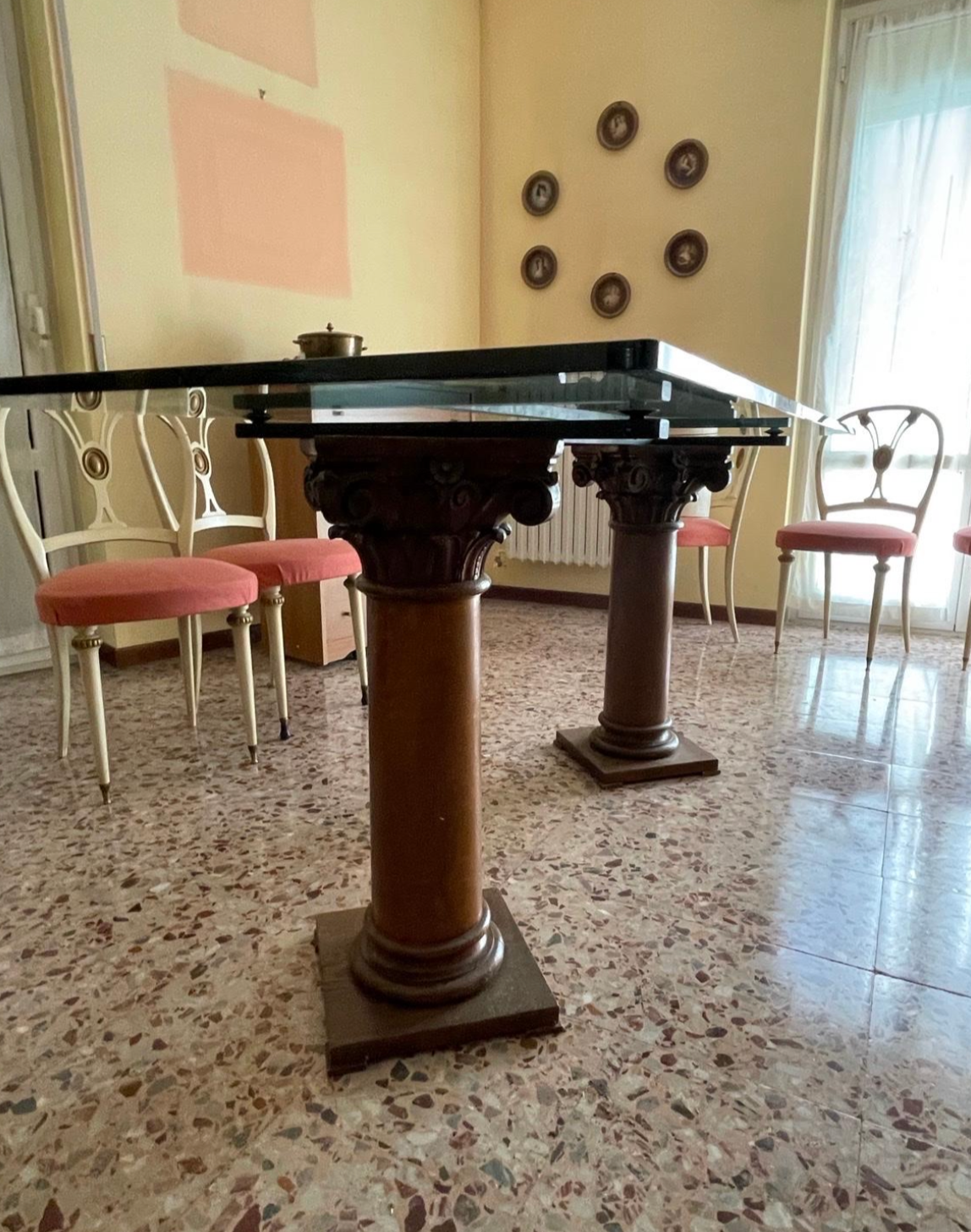 Tavolo in cristallo con colonne in legno antiche