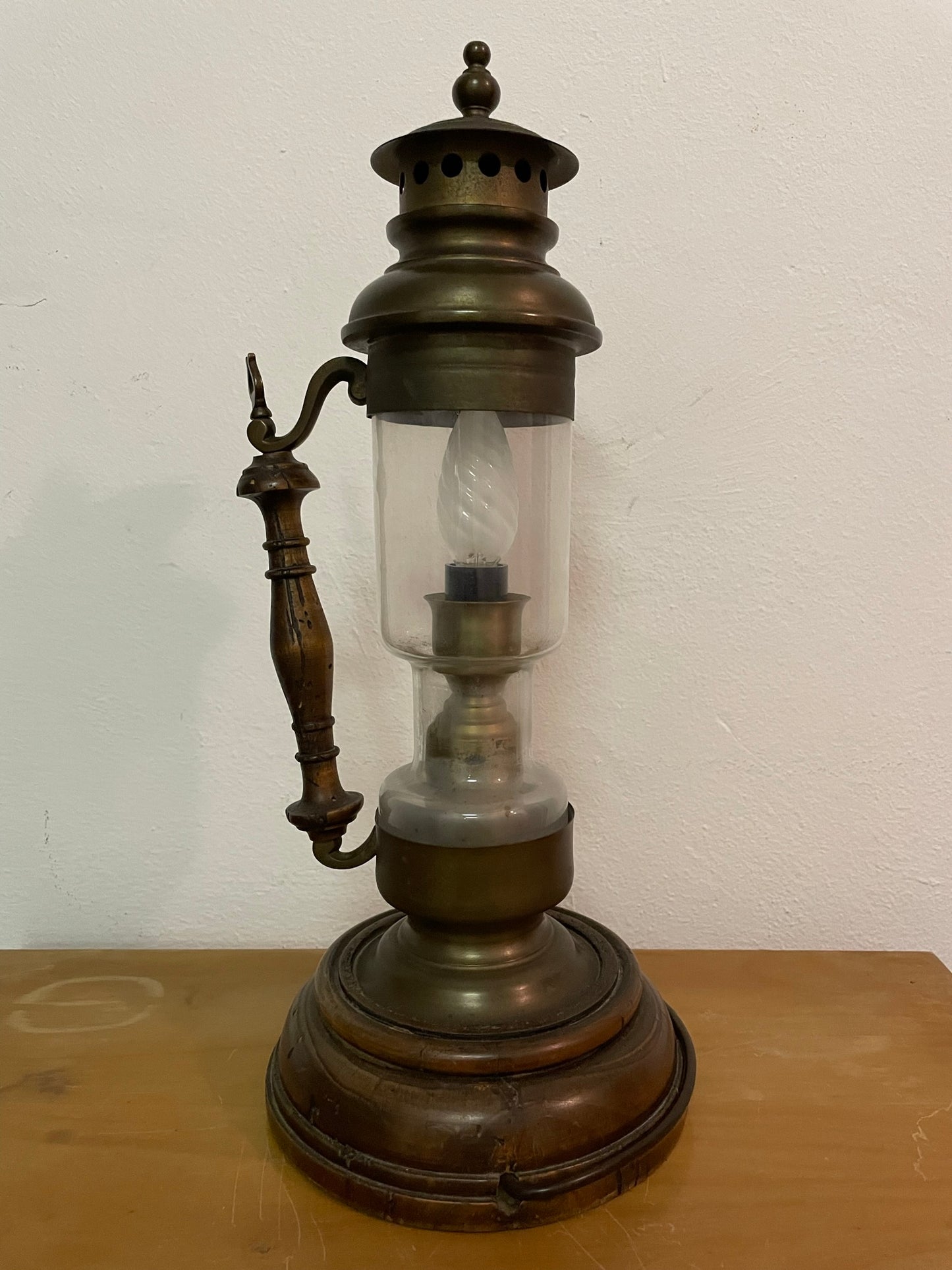 Lampe lanterne antique en laiton et bois