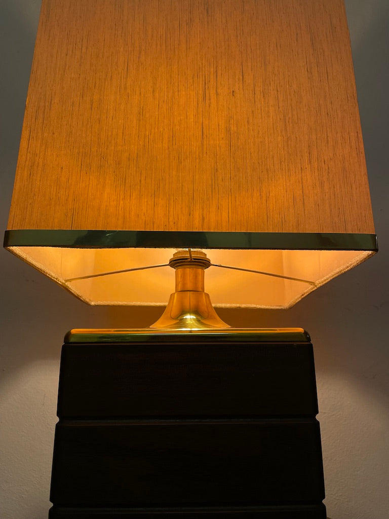 Lampe de table vintage en bois et laiton.