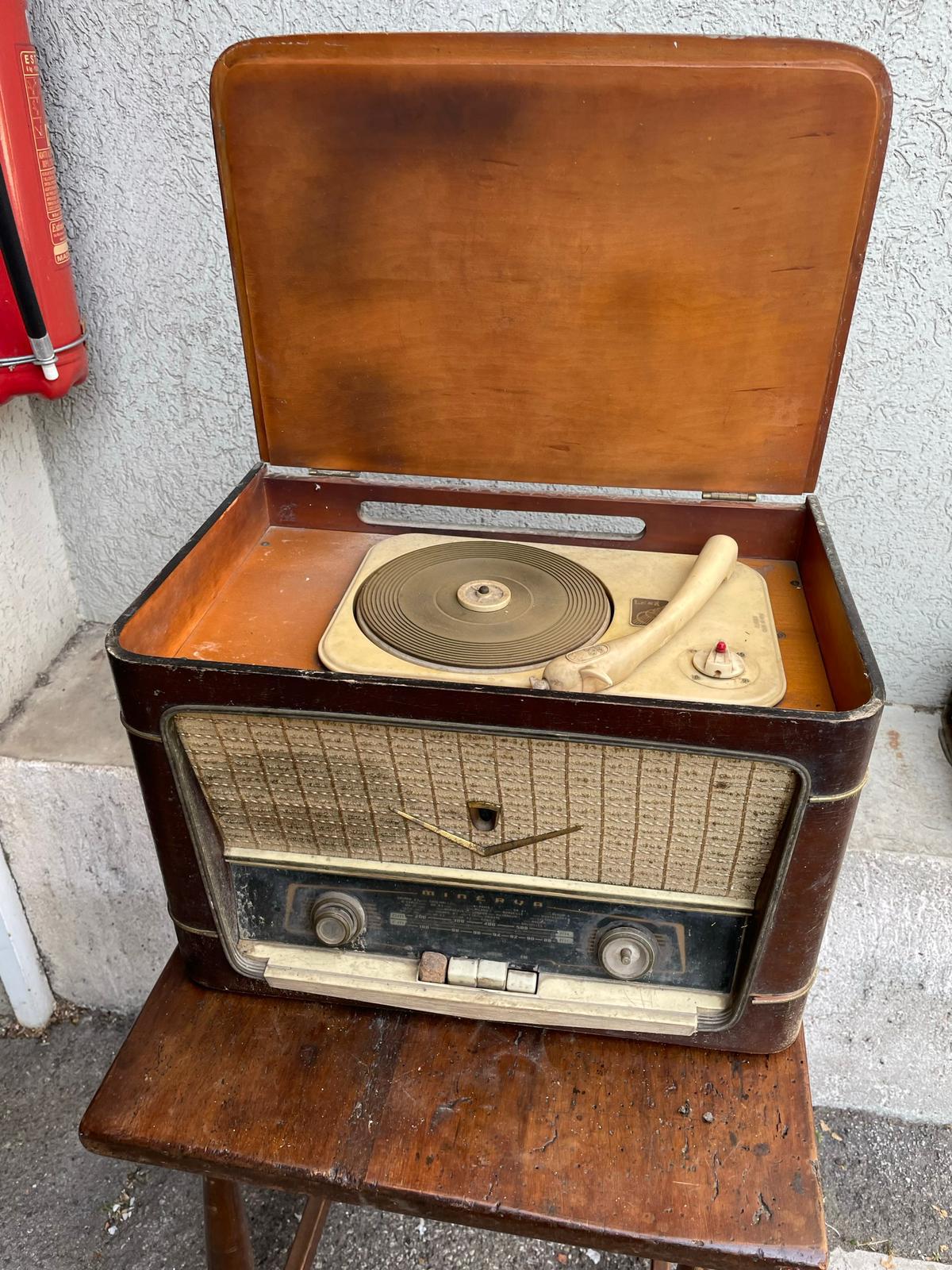 Radio with turntable to be serviced