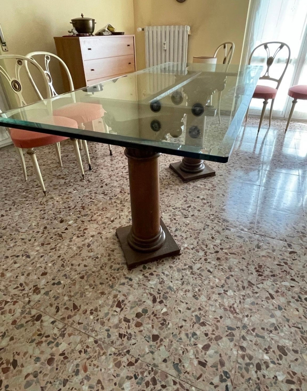 Table en cristal avec colonnes en bois anciennes