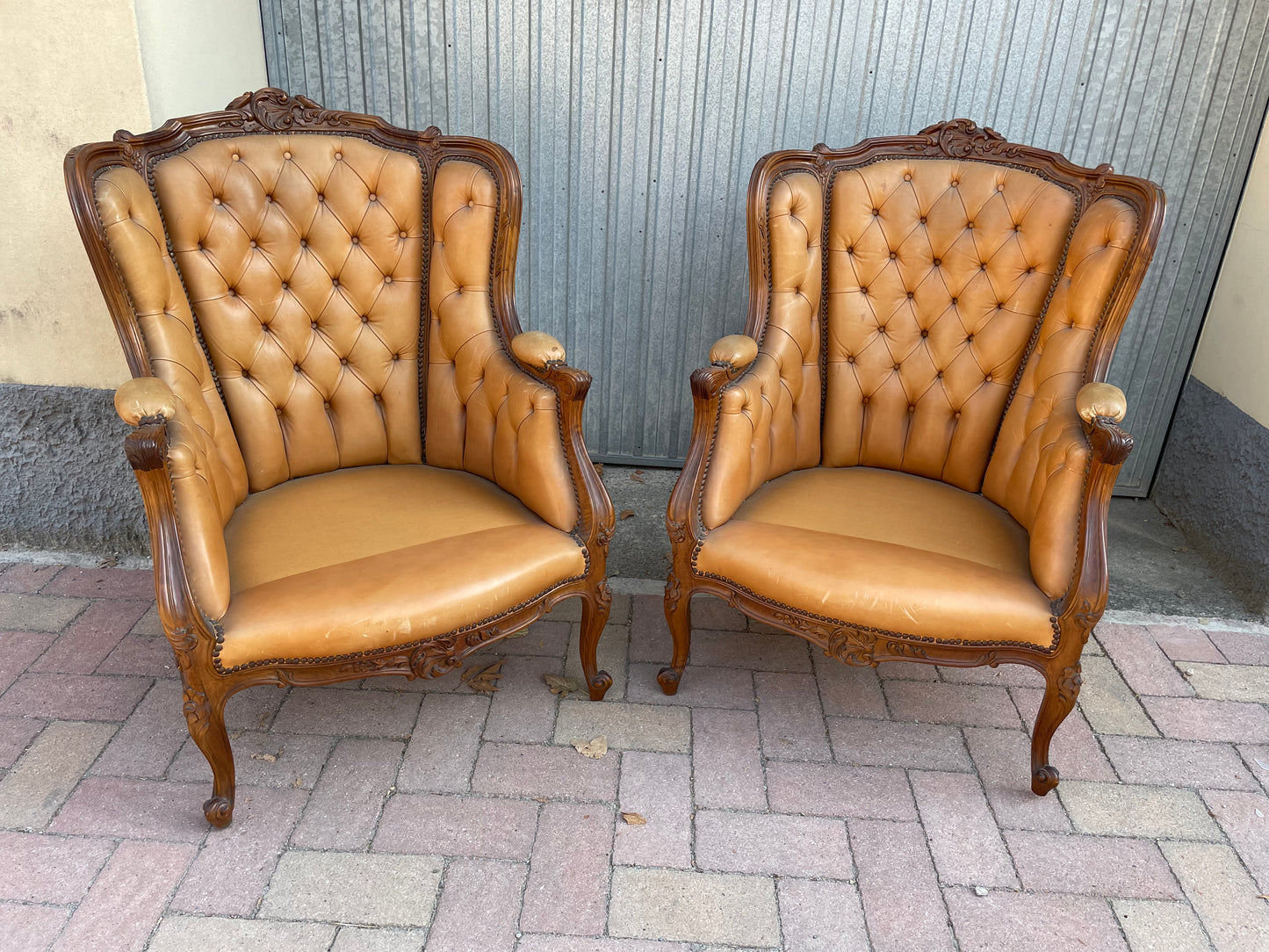 Chesterfield armchairs in wood and leather