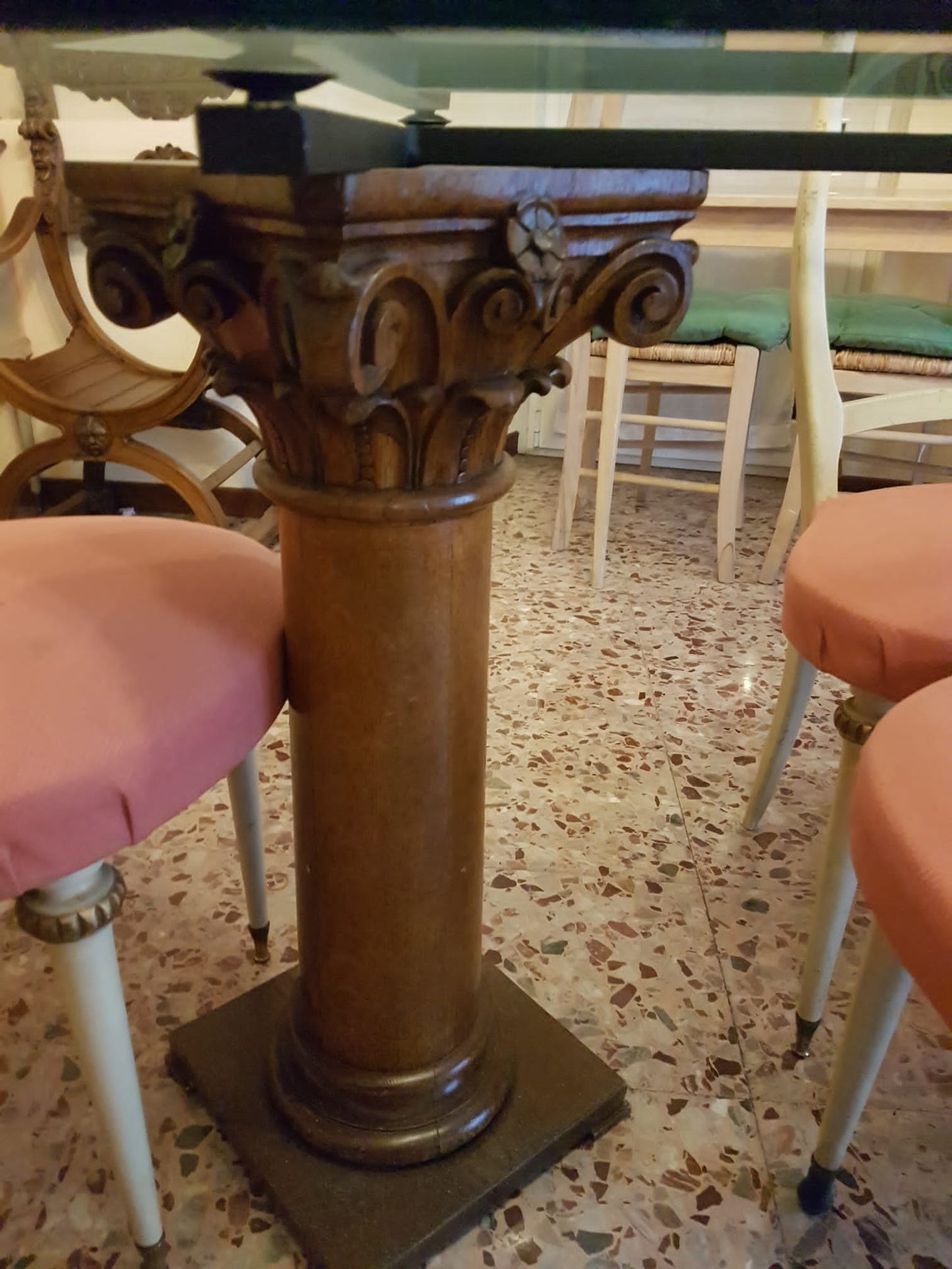 Table en cristal avec colonnes en bois anciennes